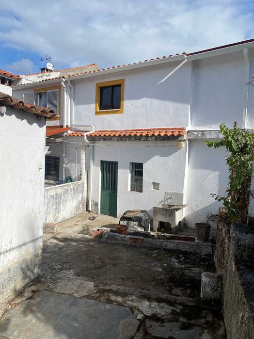 Vende-se Moradia com quintal e poço