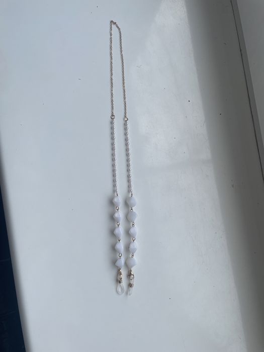 Łańcuszek do okulaów białe kamyczki