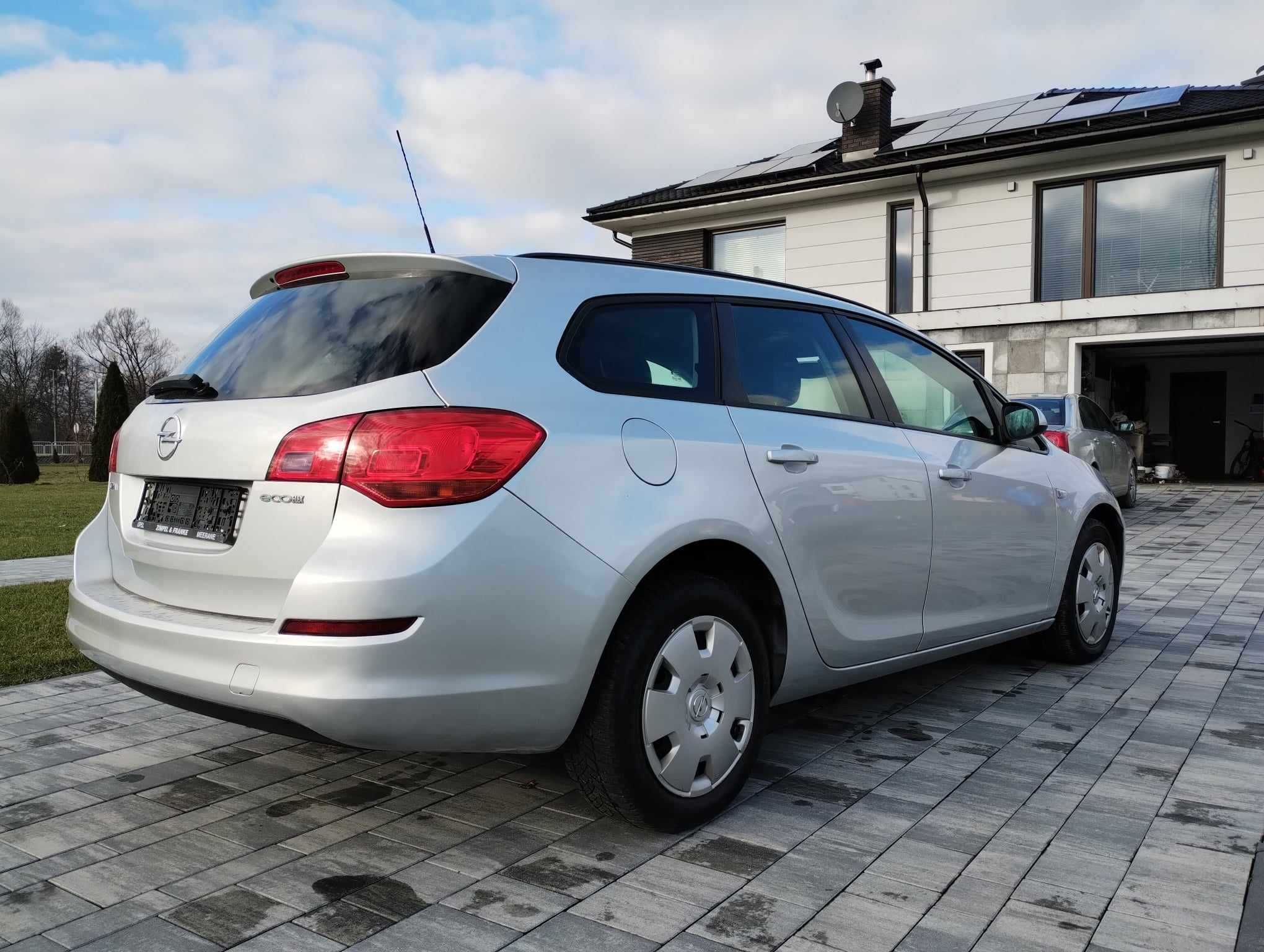 Opel Astra 1,3, diesel, rok 2011, bardzo dobry stan, niski przebieg