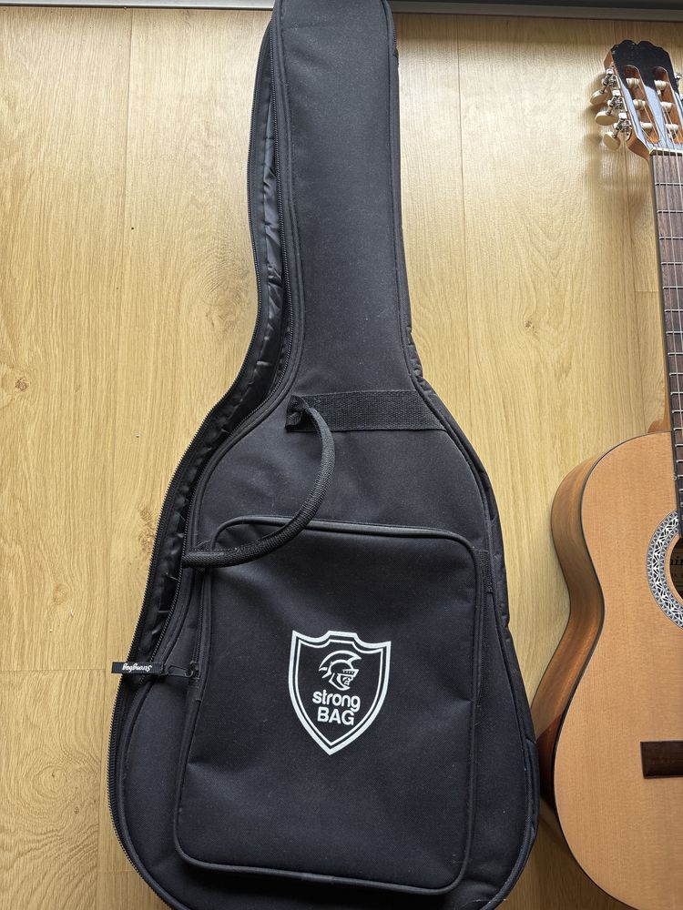 Guitarra admira com capa