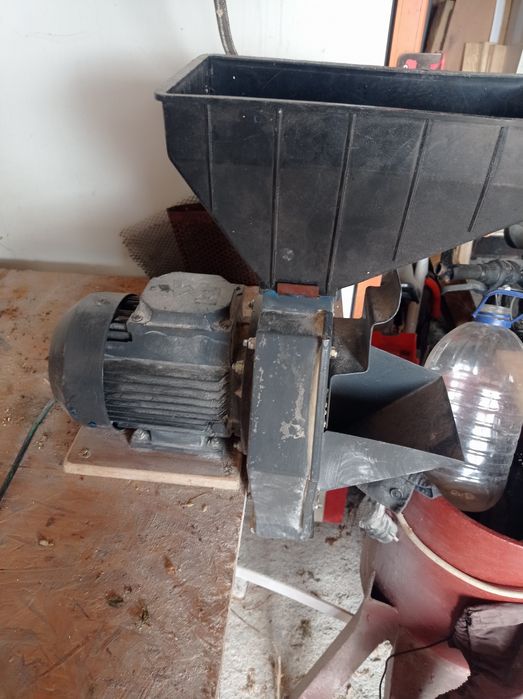 Кормоподрібувач, бурякорізка.