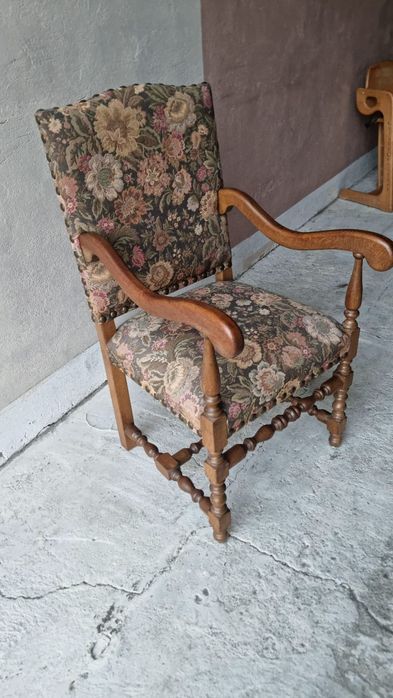 Fotel dębowy tapicerowany do biurka