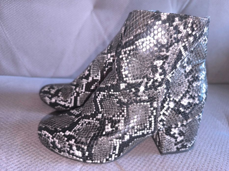 Botki sztyblety kozaki jak skóra węża 39 czarno białe Dorothy Perkins