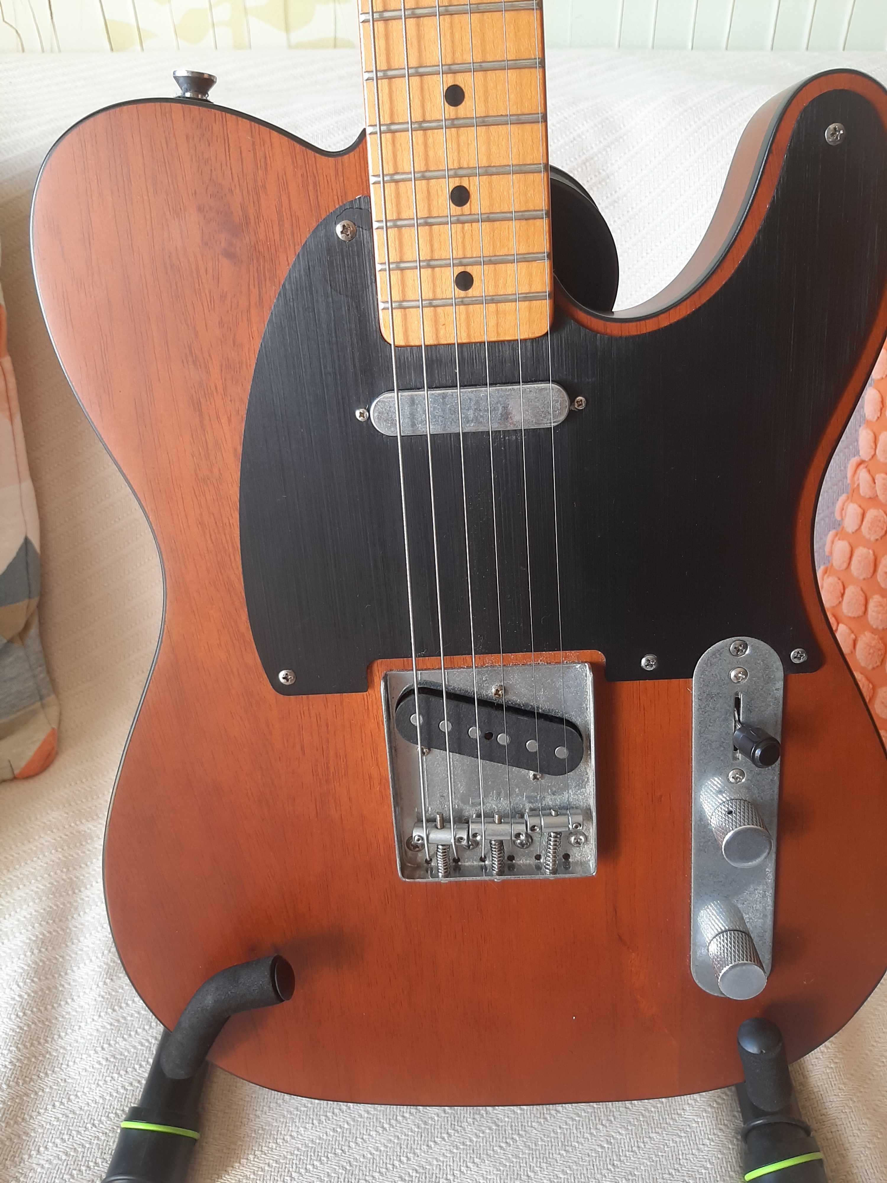 Guitarra Fender versão comemorativa dos 40 anos com amplificador