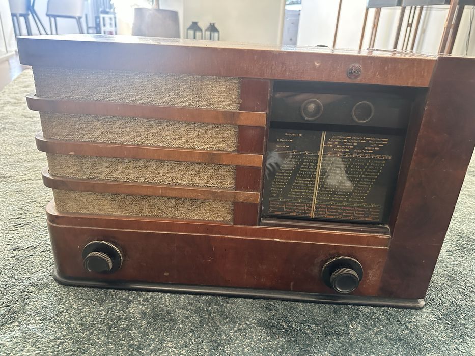 Rádio antigo Philips “jura” -