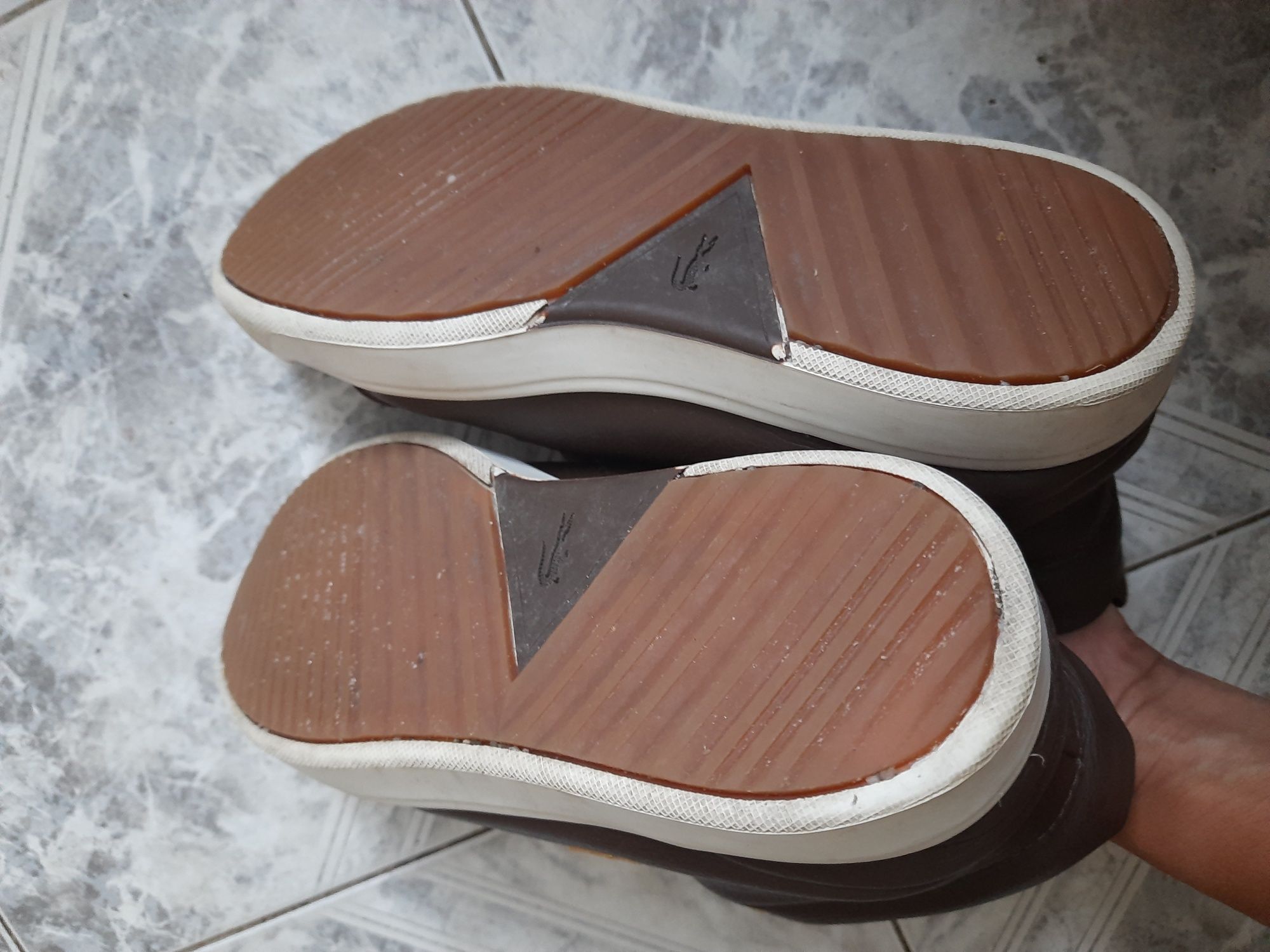 Lacoste brązowe skórzane sneakersy ze zlotym logo 38