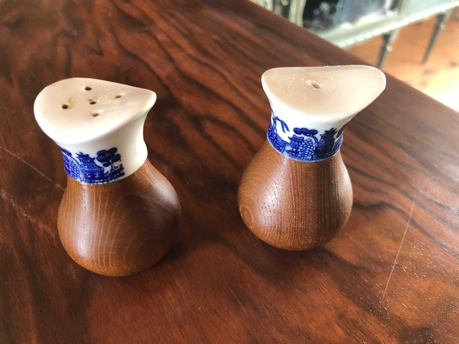 Saleiro e Pimenteiro, porcela e madeira.