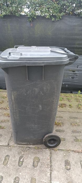 Sprzedam kosz na śmieci 240l