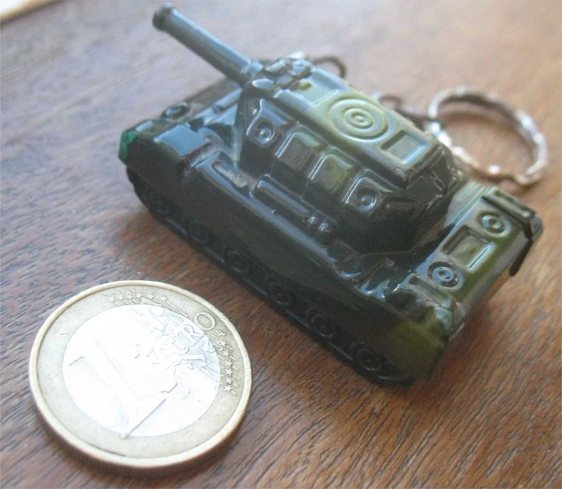 Isqueiro em forma de tanque militar