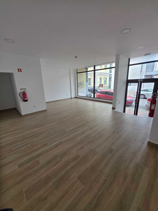 Arrenda-se espaço comercial/ escritórios - Barreiro