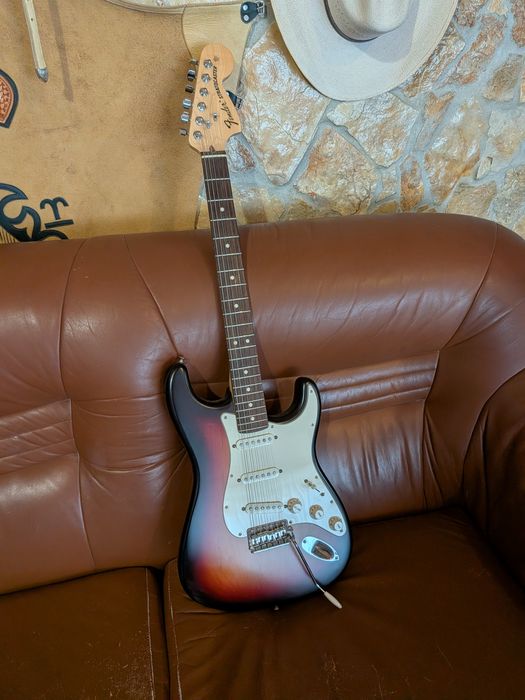 Guitarra Eléctrica Fender Stratocaster Made In USA + Amplicador FAME