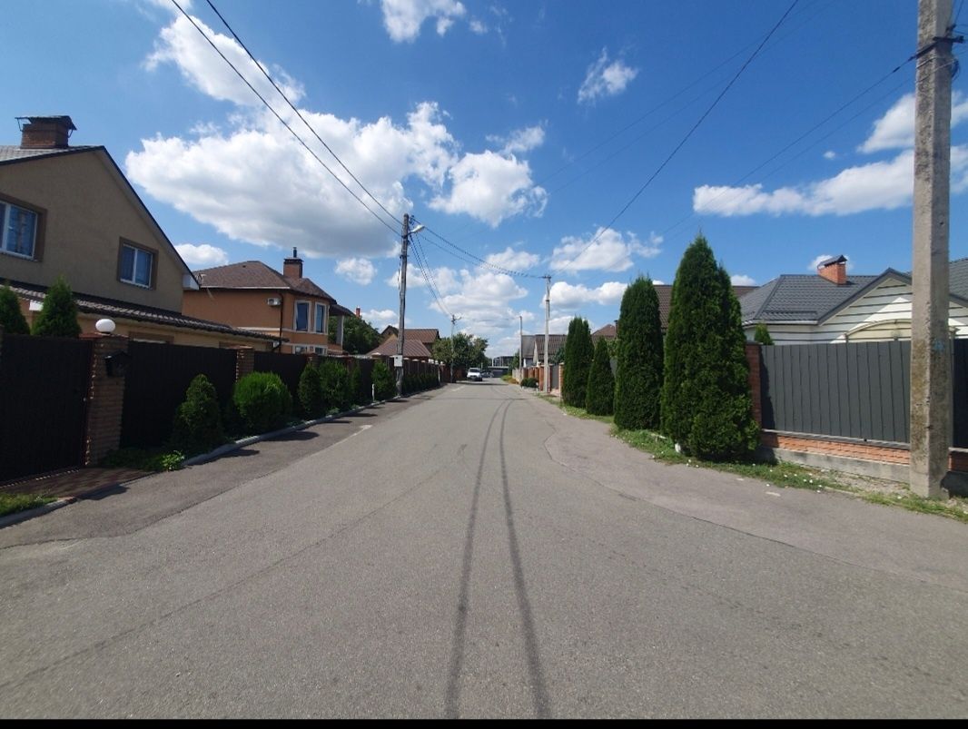 10 соток в Борисполі біля школи
