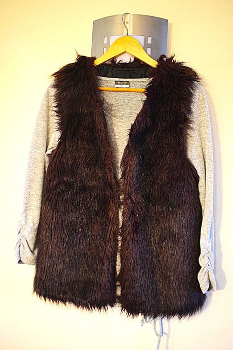 Kamizelka futrzana plus jasna bluzka gratis - rozmiar 38