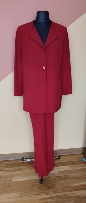 Czerwony żakiet ze spódnicą i spodniami