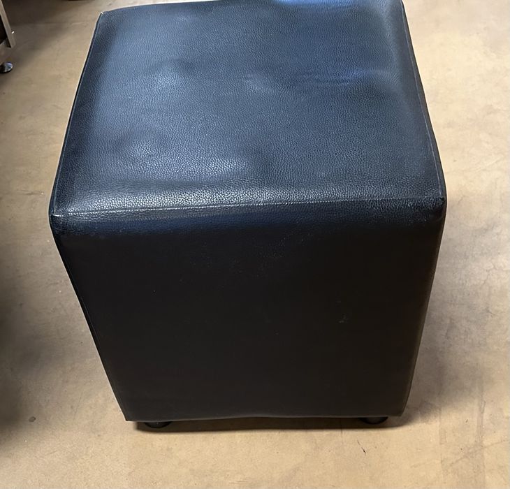 Puff em pele sintetica