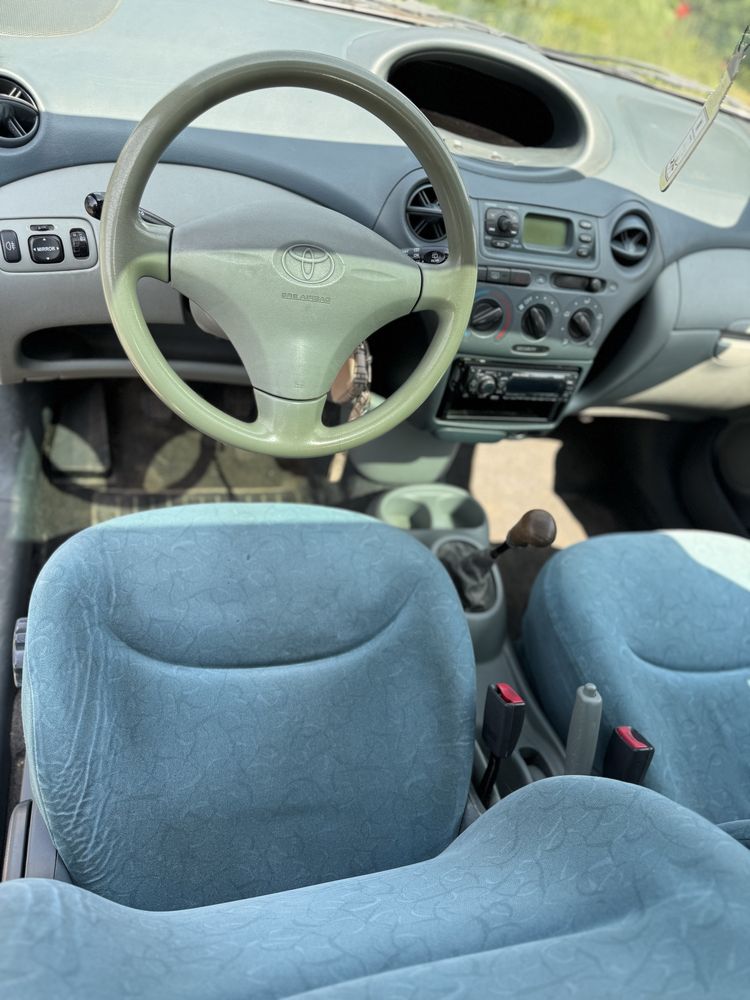 Toyota yaris czarna 1.0 1999 r oplaty wazny przeglad
