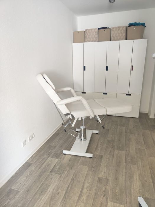 Łóżko  kosmetyczne hydrauliczne oraz lampa led z lupa