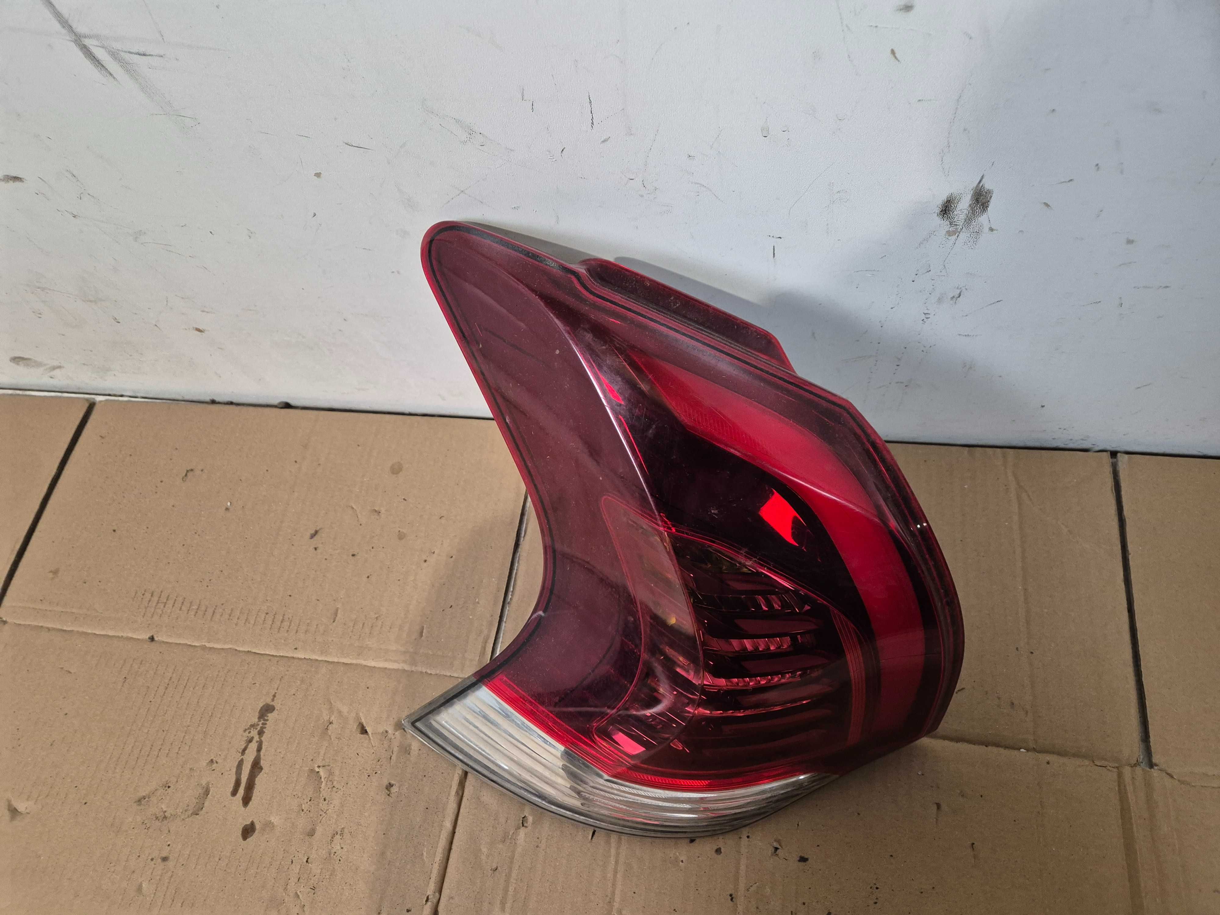 Peugeot 3008 lift lampa tylna lewa led.