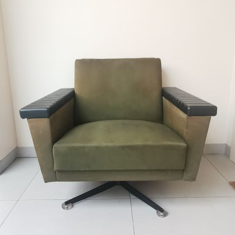 Fotel obrotowy 1967 klubowy zielony khaki mid-century lounge chair