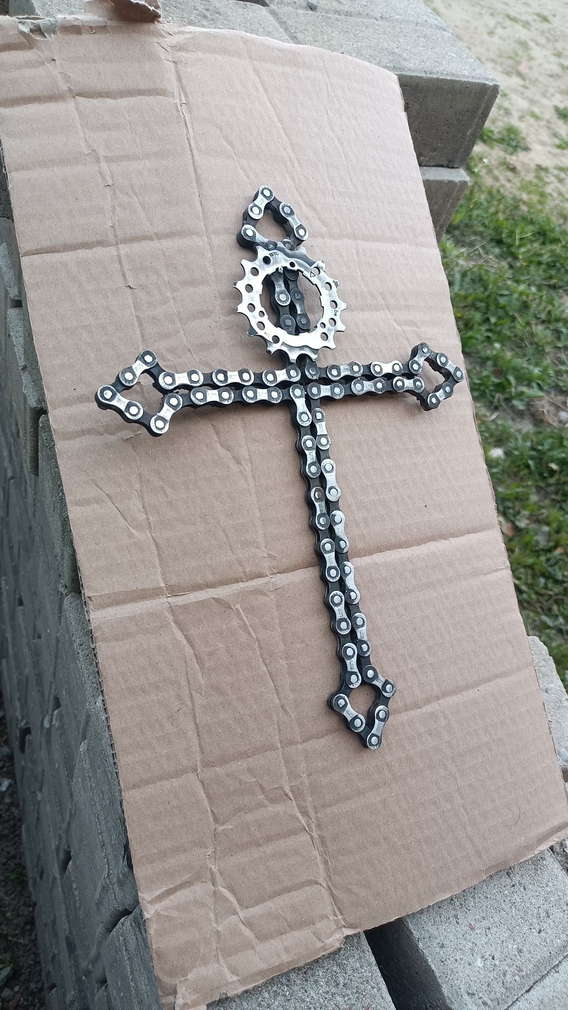 Krzyż dla sympatyka motoryzacji.