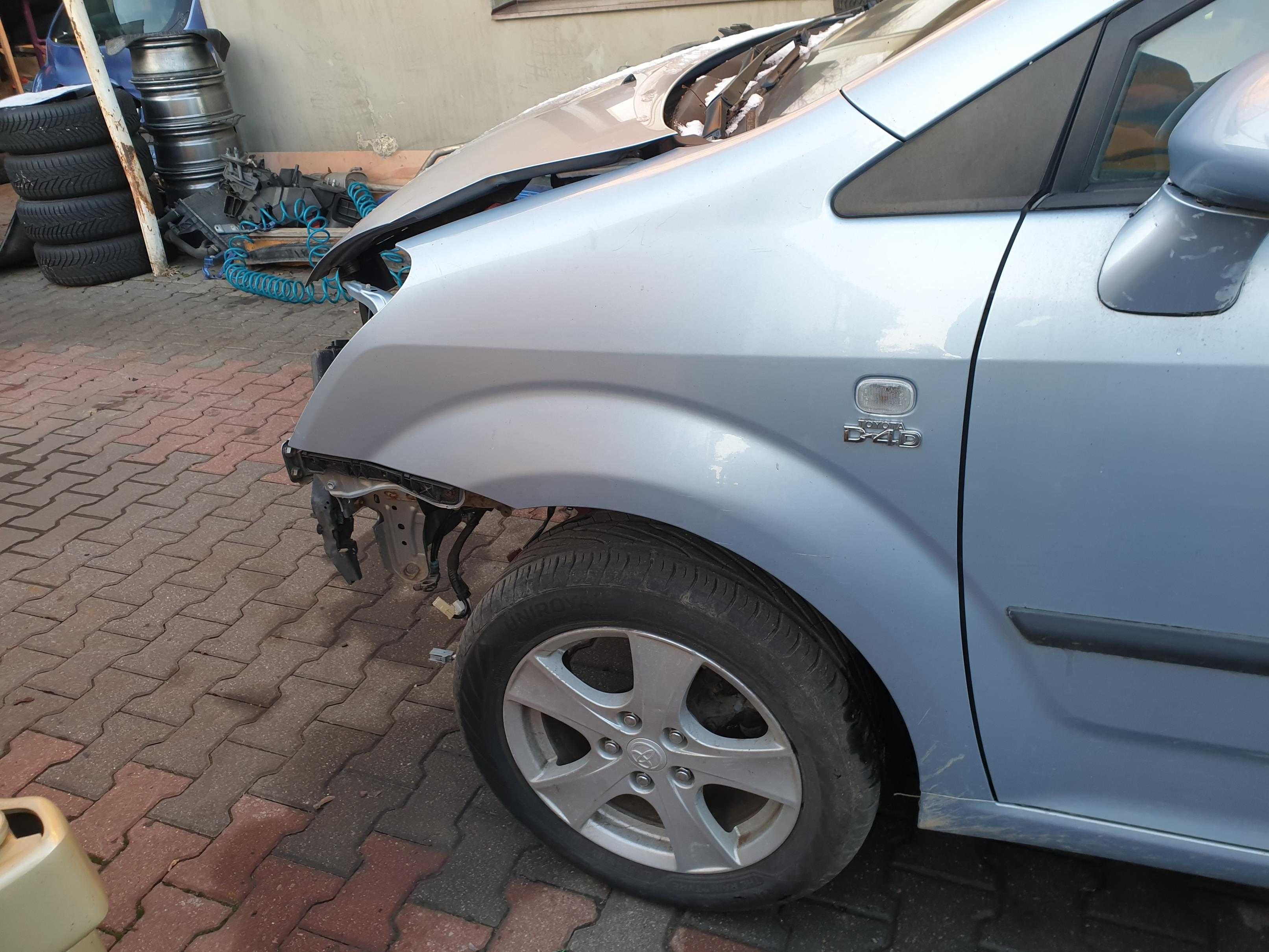 Toyota Corolla Verso II błotnik przedni lewy