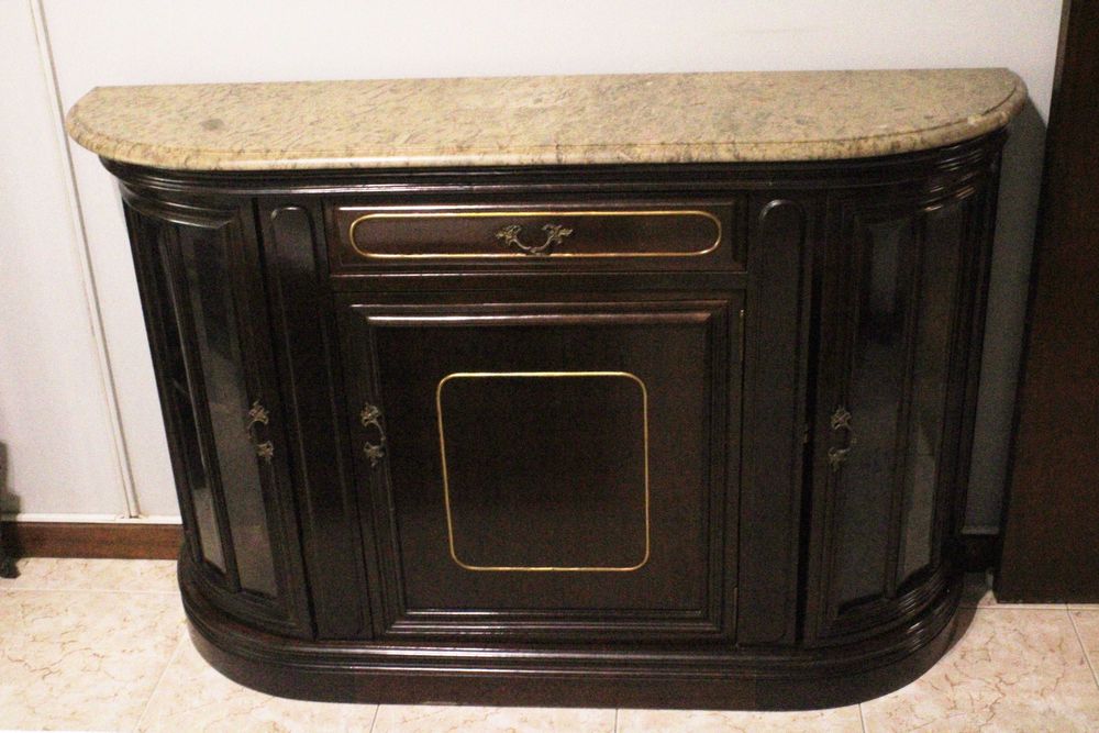 Móvel antigo em madeira escura – Elegância e charme intemporal