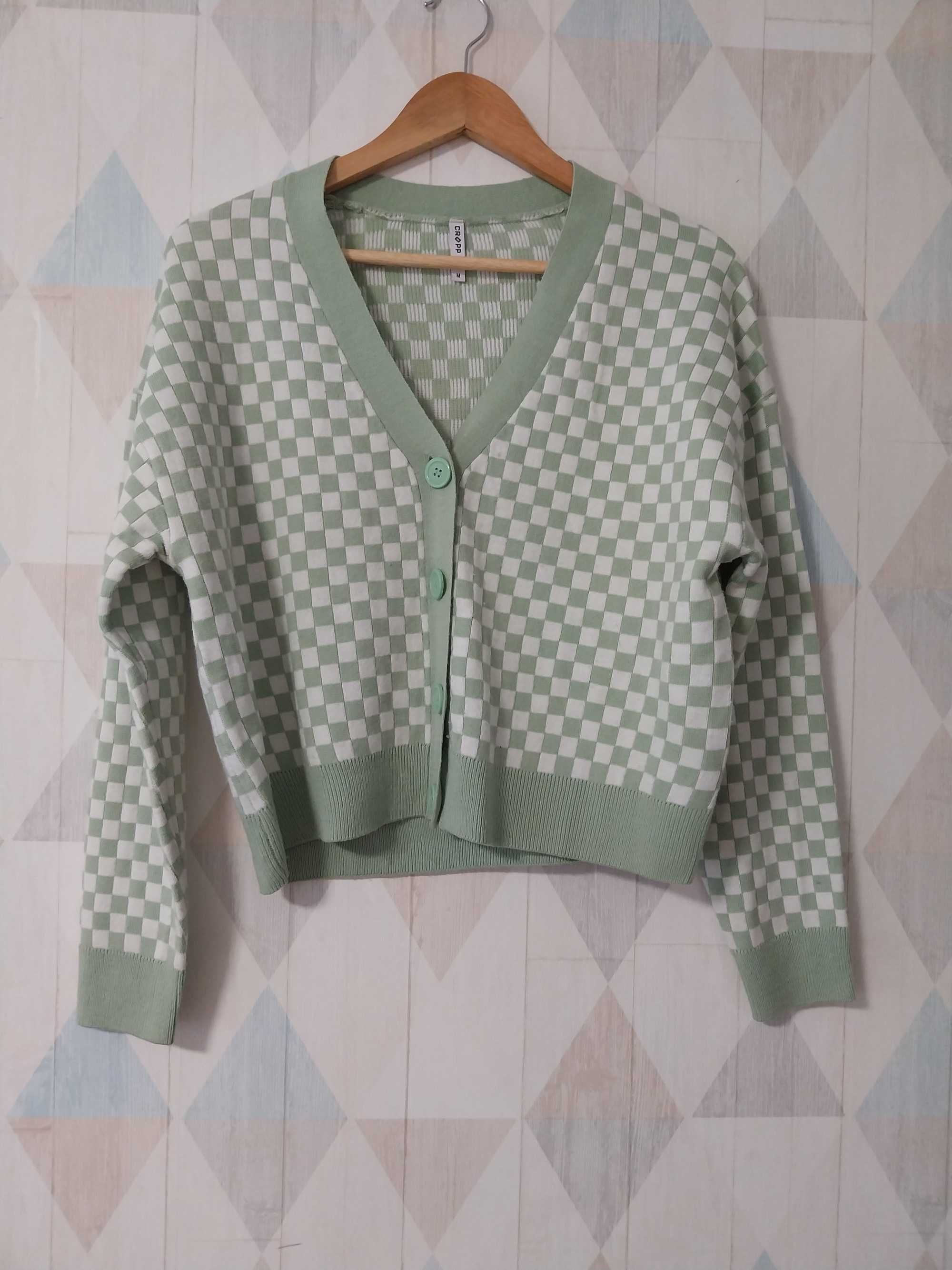 Sweter w zielono- białą szachownicę