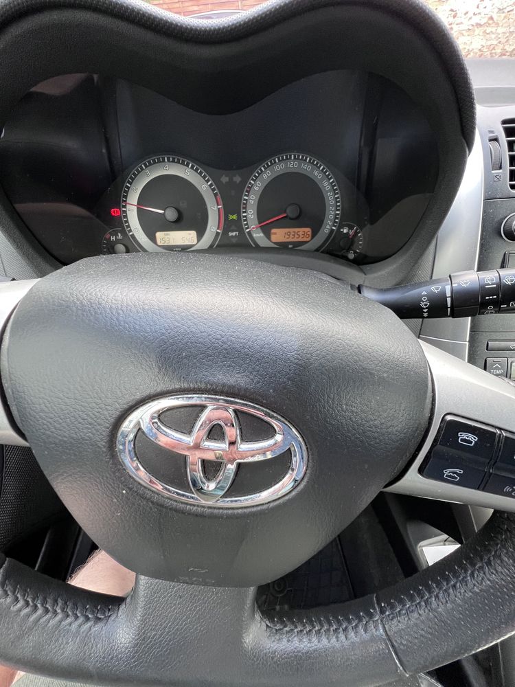 Toyota auris  2011 benzyna   3 drzwiowy plus koła z zimowymi oponami