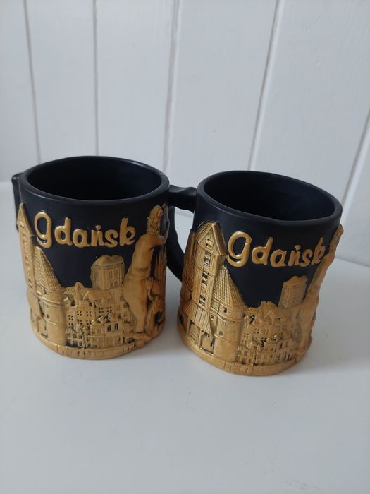 2 czarne kubki z napisem Gdańsk, miasto Gdańsk, pamiątka z Gdańska