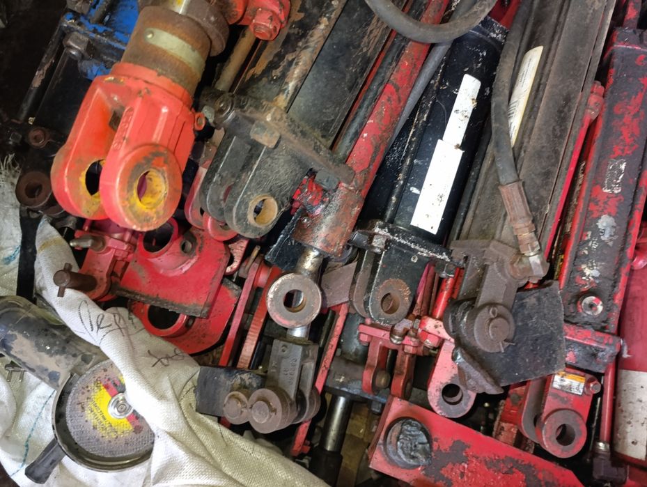 Продам нові та робочі гідроциліндр хтз,.