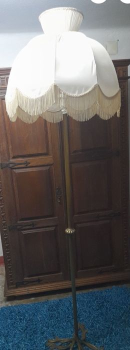 Candeeiro de pé alto.