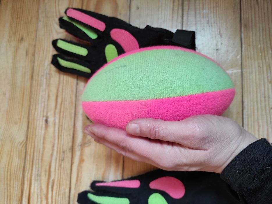 Гра м'яч з рукавичками липучки