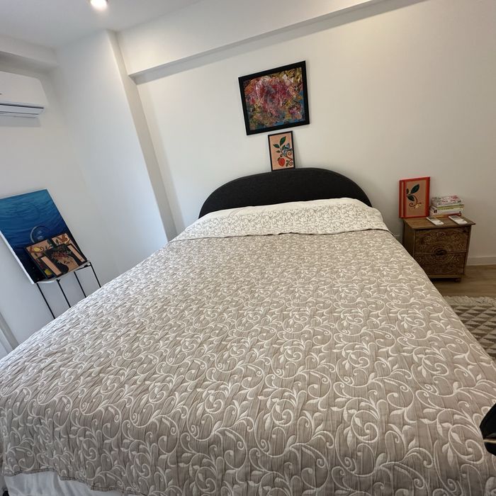 Cabeceira de cama e estrado de cama com arrumacao