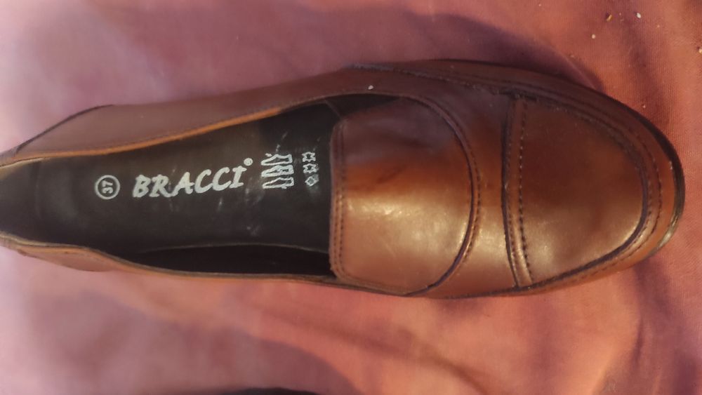 Sapatos de pele castanhos