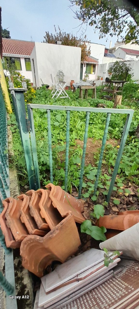 Gradeamento em verde sem ferrugem .