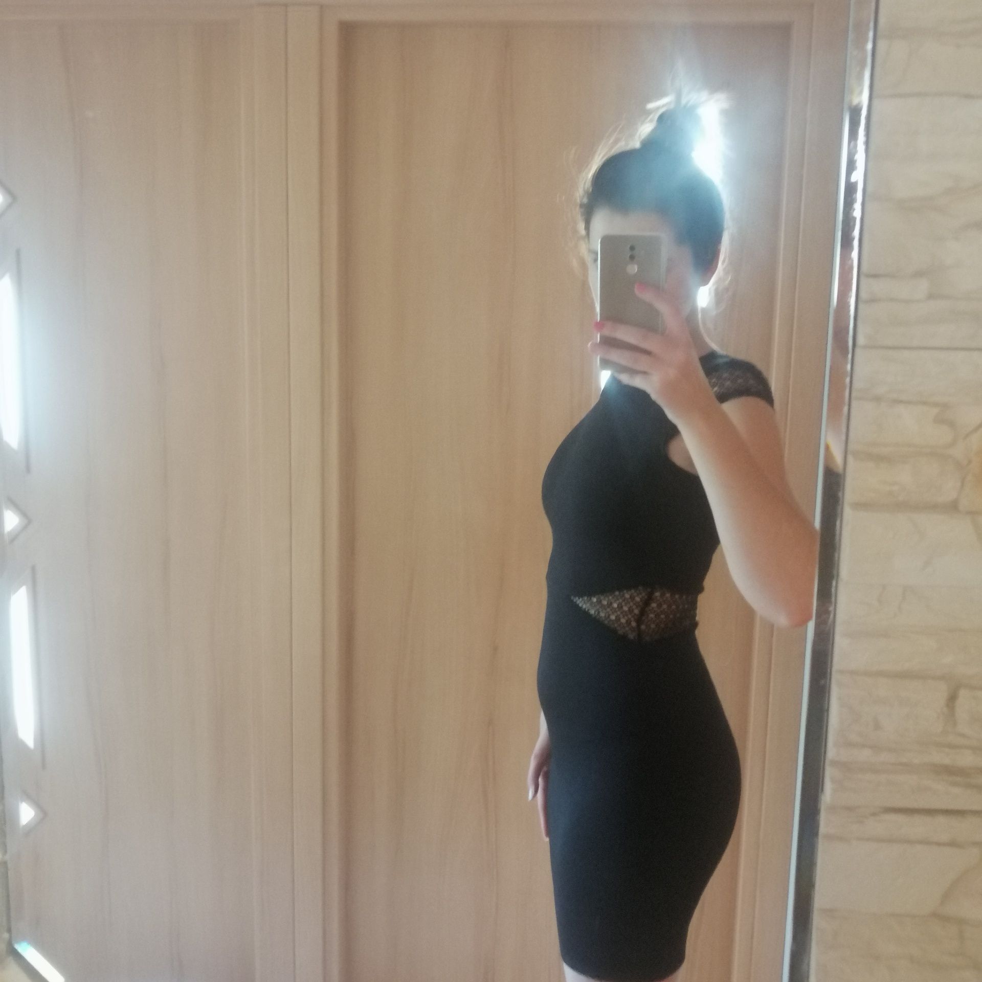 Sukienka z odkrytymi plecami - mała czarna