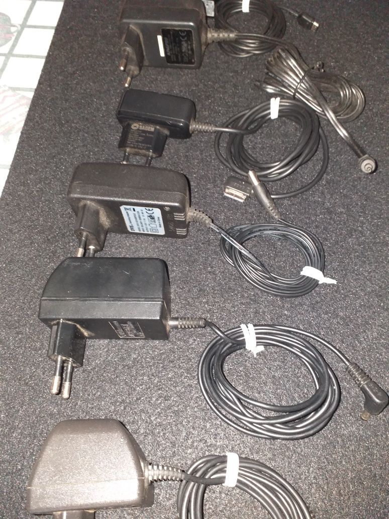Varios carregadores para telemoveis, aparelhos e PC