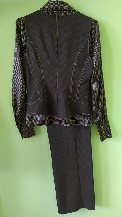 Женский брючный костюм