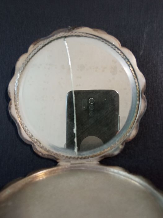 Puderniczka srebrna próba srebra 800. Bardzo stara.