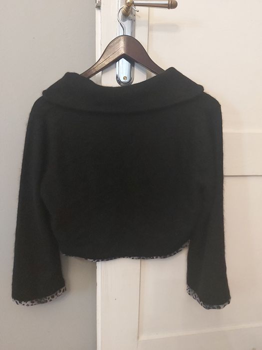 Czarny krótki sweterek sweter narzutka żakiet sexi panterka monnari M