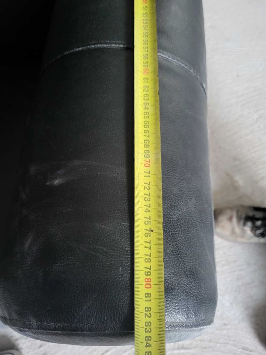 Sofá preto 1,45m de compr. e 85cm de profundidade. Bom estado com pó