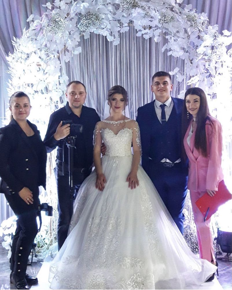 Ведуча, співачка на весілля.