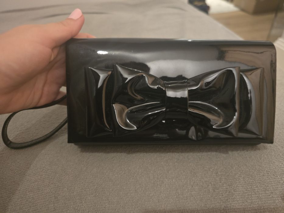 Czarna kopertówka z połyskiem