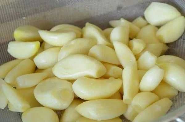 Czosnek obierany na biało - świerzy i wyjątkowo aromatyczny