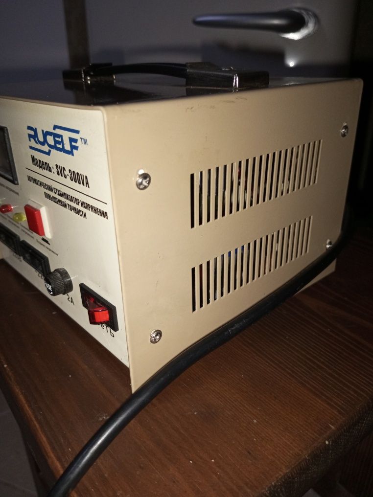 Продам стабилизатор напряжения модель svc-300va
