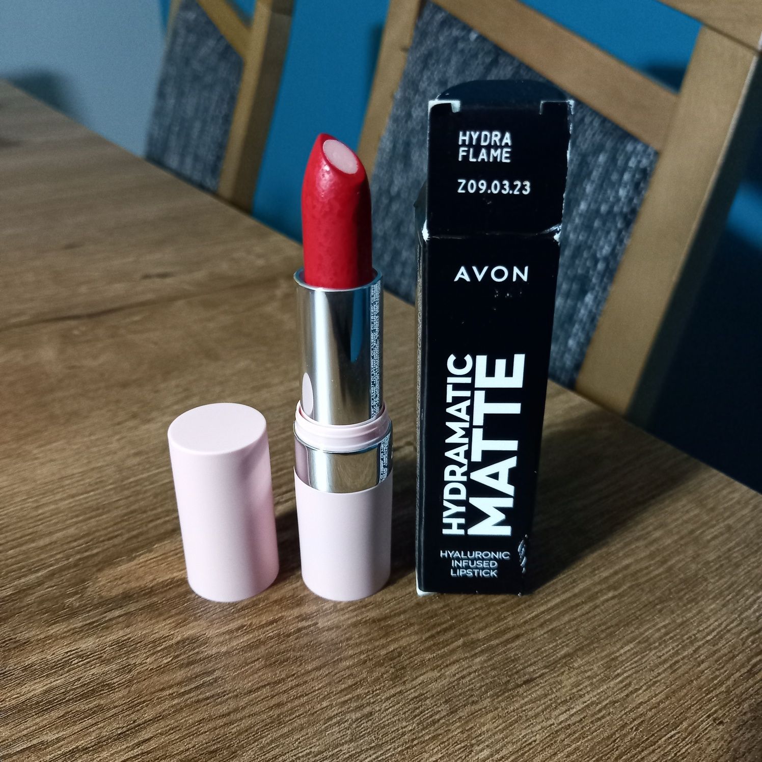 Avon Hydramatic Matte szminka z kwasem hialuronowym Hydra Flame