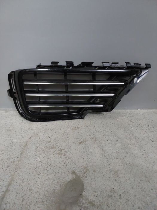 Права чорна хромована решітка бампера Volkswagen Touareg NF2