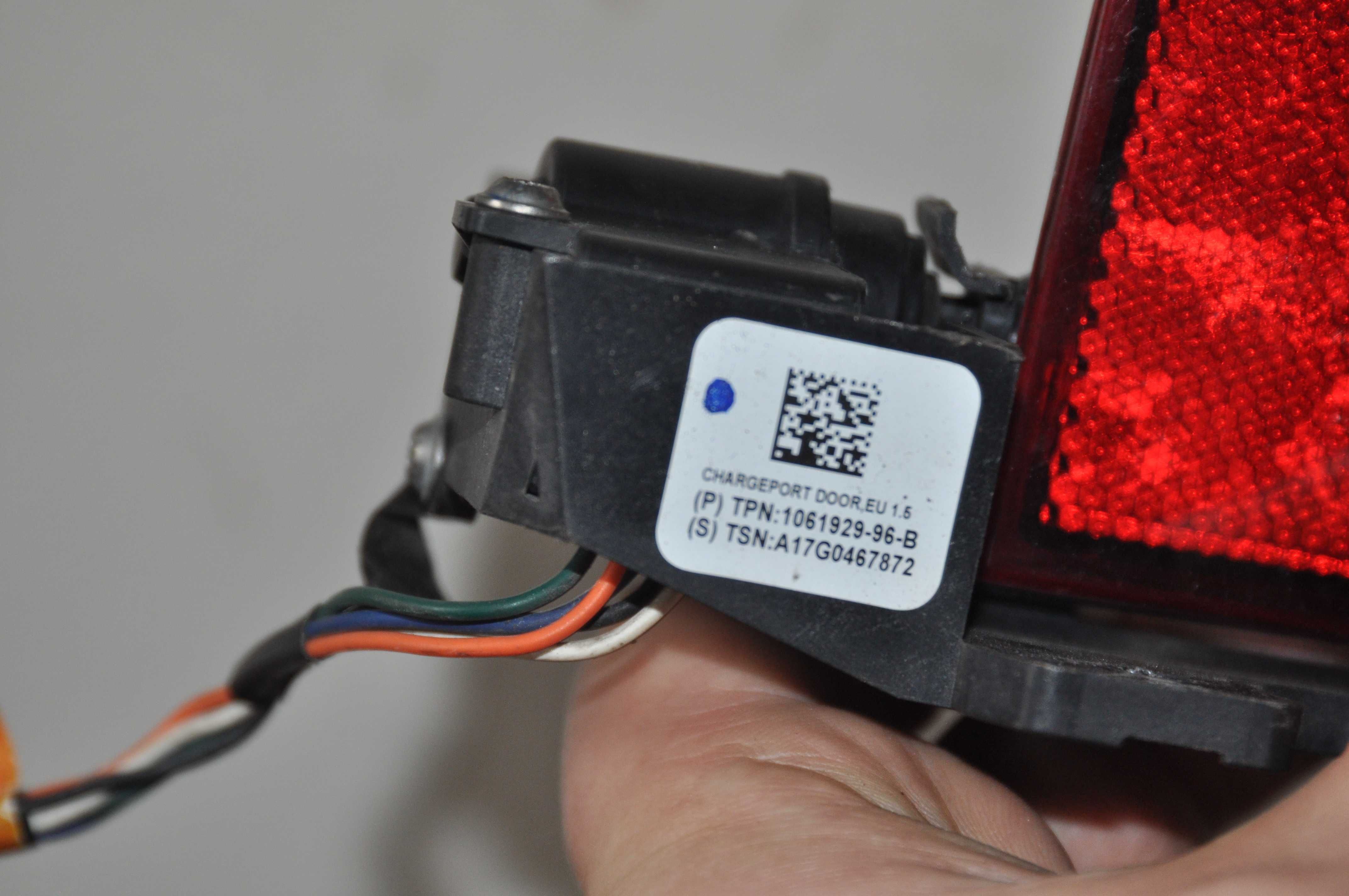 Tesla Model X крышка лючка зарядки 1061929-96-b