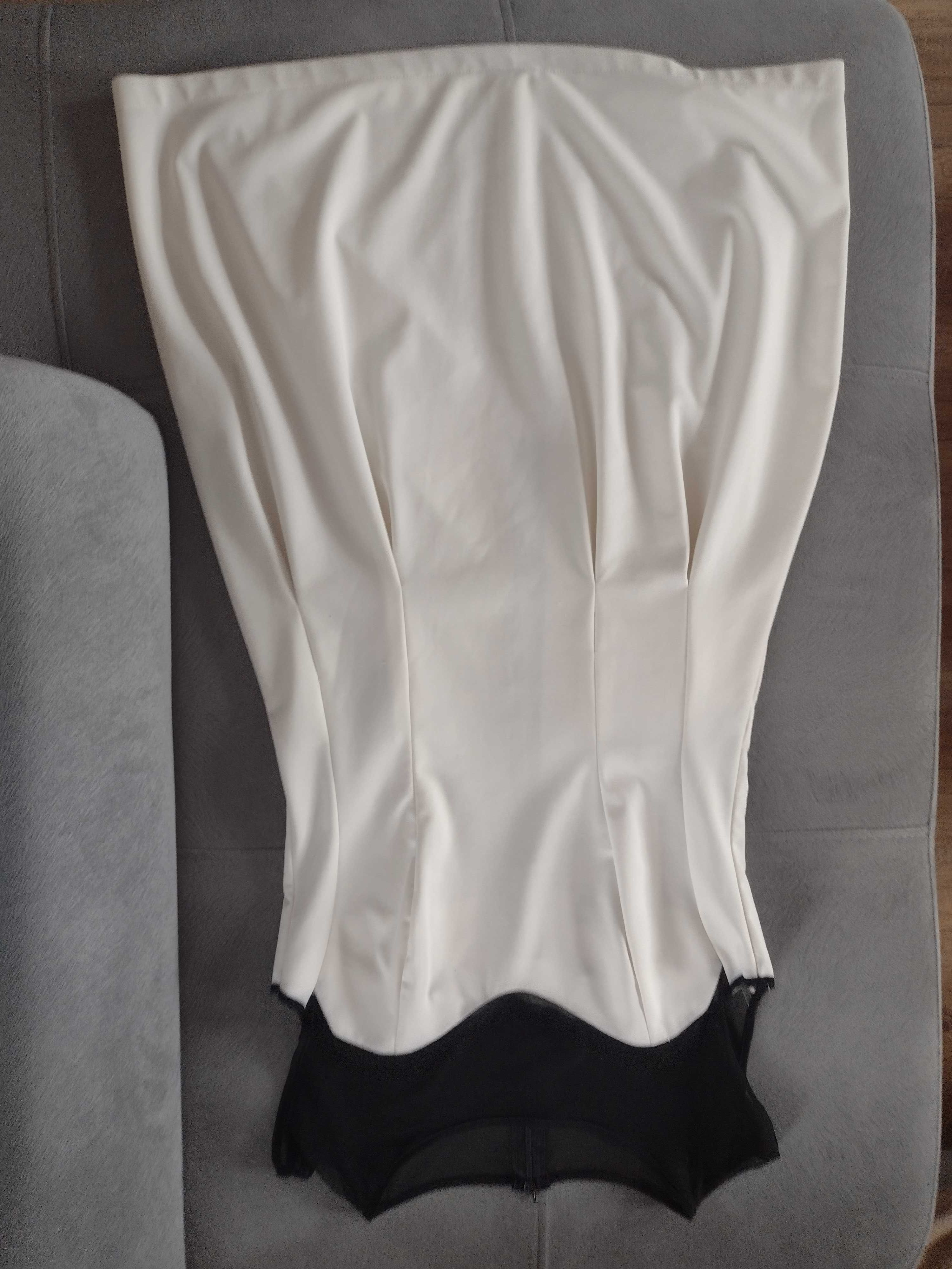 Elegancka sukienka ecri z czarną siateczką na dekoldzie rozm. 36.