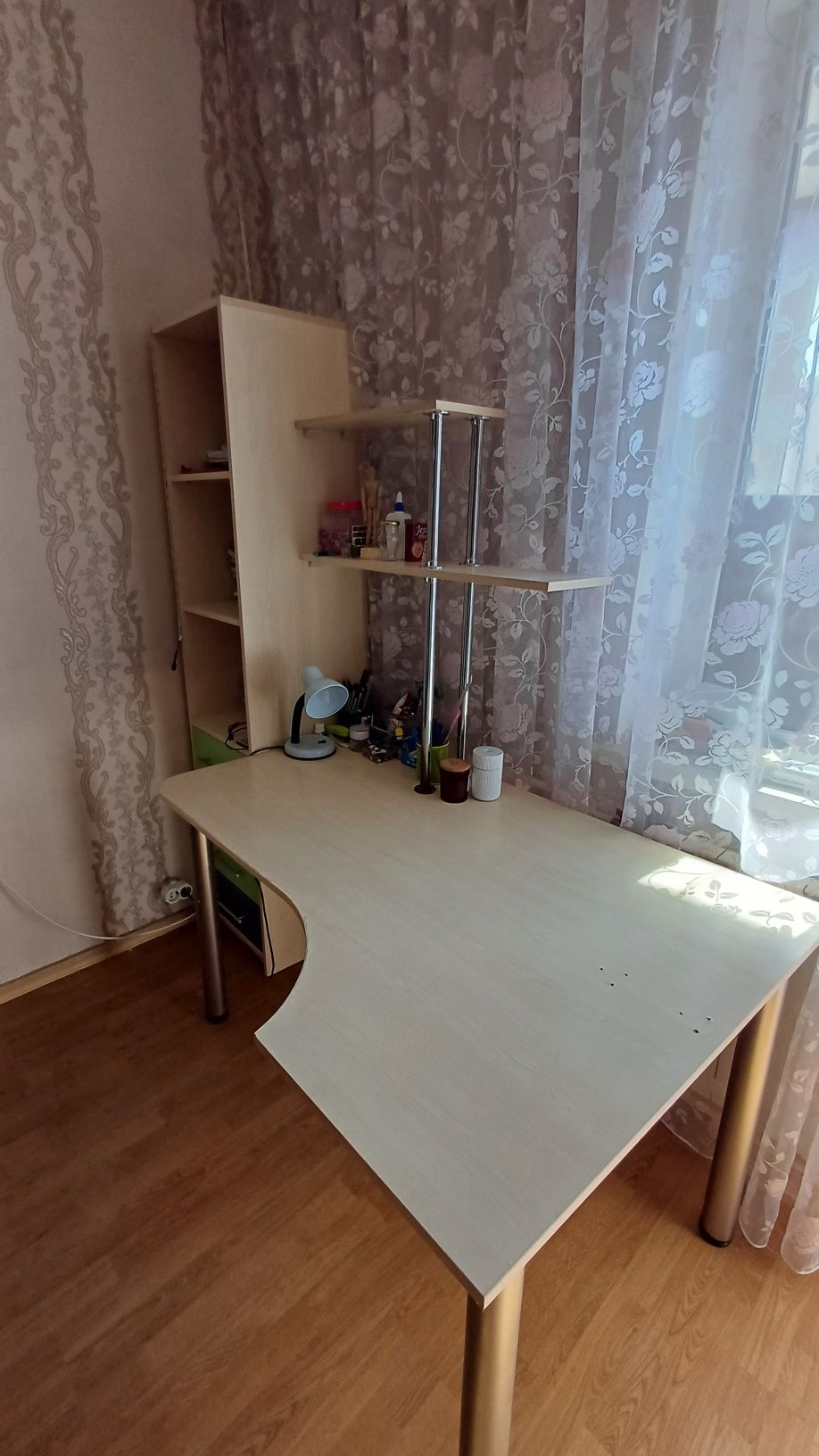 Меблі ( шафа купе, стіл, пенал)